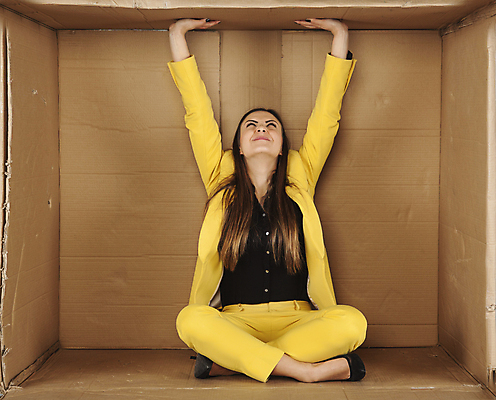 포토 JPG 해외이미지 전신 백인 여자 한명 성인 앞모습 상자 사무실 비즈니스우먼 가부좌 갇힘 답답함 성인여자한명만 해외202009 해외포토 서양인 1 뷰포인트 비즈니스 모션 사람 앉기 직장인 감각 여자한명만 성인여자만 파일형식