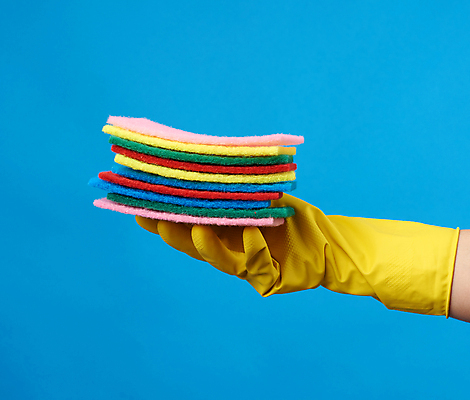 포토 JPG 해외이미지 손 가사 들기 신체부위 주방 잡기 위생 청소도구 파란배경 고무장갑 스펀지 해외202009 해외포토 장갑 백그라운드 모션 사람 파란색 도구 청소 고무 파일형식