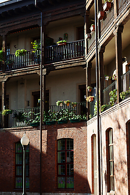 포토 JPG 해외이미지 나무 유럽 문화 여행 건축양식 거리 주택 사람없음 야외 건물 목재 초록색 정원 도시 역사 광장 스페인어 옛날 해외202009 해외포토 식물 건축물 건축 나라 컬러 재료 파일형식