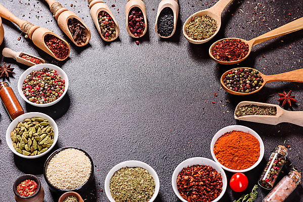 포토 JPG 해외이미지 잎 재료 탁자 사람없음 숟가락 양념 조미료 고수 가루 허브 소금 후추 카레 생강 바질 로즈메리 시나몬 강황 해외202009 해외포토 식물 음식 가구 채소 식재료 수저 향신료 향미료 파일형식