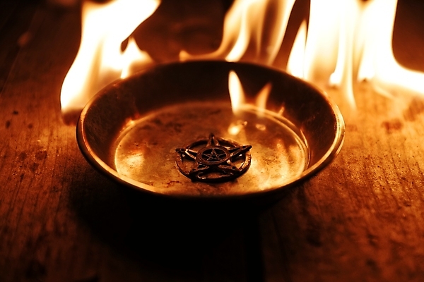 포토 JPG 해외이미지 모양 무료이미지 별 종교 백그라운드 불 불꽃 사람없음 목재 금속 검은색 어둠 할로윈 의식 신비 악마 심볼 사인 매움 마녀 마법 연소 나쁜 고딕 부적 지옥 화상 해외202009 해외202105 해외포토 자연요소 나무 컬러 컨셉 재료 재질 맛 상처 파일형식 무료콘텐츠