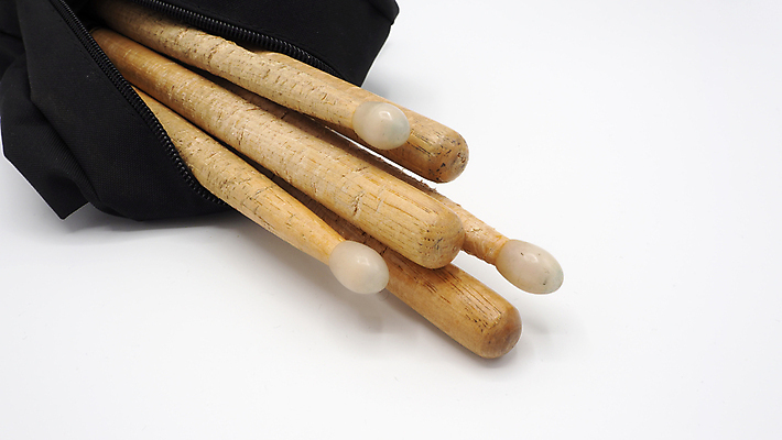 포토 JPG 해외이미지 음악 백그라운드 가방 타악기 사람없음 목재 노란색 머리 검은색 소리 장비 흰색 기구 막대기 플라스틱 드럼 지퍼 기어 내추럴 고립 깨짐 드러머 드럼스틱 리듬 뮤지컬 옛날 중고 해외202009 해외포토 나무 잡화 악기 컬러 컨셉 재료 재질 문화예술 신체부위 파일형식