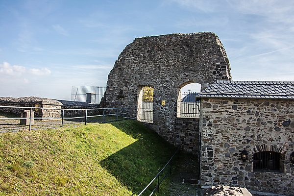 포토 JPG 해외이미지 구름 하늘 유물 사람없음 초록색 파란색 회색 바위 성 중세 역사 언덕 드넓은 파멸 해외202009 해외포토 자연요소 전통 건축물 컬러 컨셉 돌_바위 파일형식 소멸