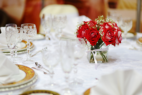 포토 JPG 해외이미지 무료이미지 그릇 식기 접시 디자인 꽃 안경 결혼 포크 유리 탁자 결혼식 기념 이벤트 사람없음 내부 장식 빨간색 빛 컬러풀 장미 파티 요식업 식당 와인 식사 저녁식사 낭만 식탁보 흰색 신선 신용카드 황금 칼 고급 우아함 은색 저녁 배열 서비스 메뉴 냅킨 기회 설정 점심식사 접수 정중 해외202009 해외202105 해외포토 식물 잡화 산업 컬러 가구 컨셉 재질 주류 금융 상점 야간 파일형식 무료콘텐츠