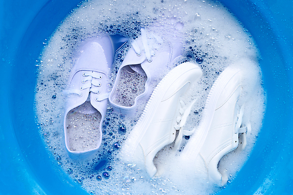 포토 JPG 해외이미지 운동화 사람없음 빨래 파란배경 비누거품 해외202009 해외포토 백그라운드 신발 가사 파란색 거품 파일형식