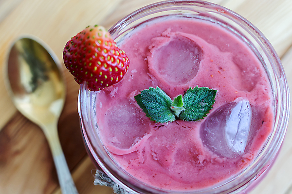 포토 JPG 해외이미지 분홍색 딸기 근접촬영 사람없음 컵 하이앵글 얼음 액체 달콤 요거트 스무디 해외202009 해외포토 자연요소 식기 음료 뷰포인트 컬러 과일 유제품 맛 파일형식