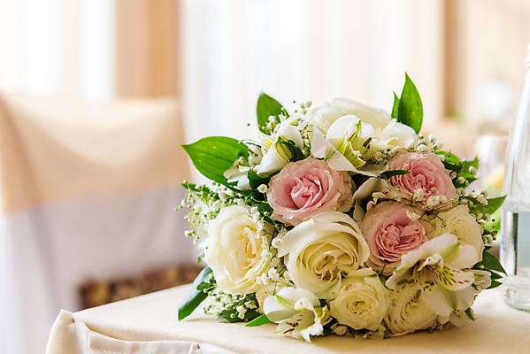 포토 JPG 해외이미지 무료이미지 라이프스타일 커플 여자 꽃 분홍색 꽃다발 포즈 결혼 꽃무늬 결혼식 함께함 사랑 서기 사람 이벤트 성인 사람없음 야외 초록색 장미 믿음 봄 흰색 축하 배열 해외202009 해외202105 해외포토 식물 계절 감정 컬러 컨셉 무늬 관계 모션 생활 파일형식 무료콘텐츠