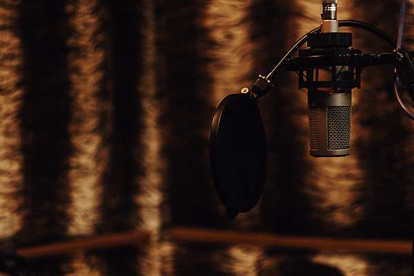 포토 JPG 해외이미지 직업 음악 노래 통신 사람없음 전자제품 금속 디지털 소리 콘서트 공연 방 장비 가수 무대 기구 악단 볼륨 무선전화기 마이크 오브젝트 싱글 오디오 방송 방패 목소리 보컬 송신기 작곡가 팝 해외202009 해외포토 음향기기 재질 문화예술 이벤트 음악가 전화기 파일형식