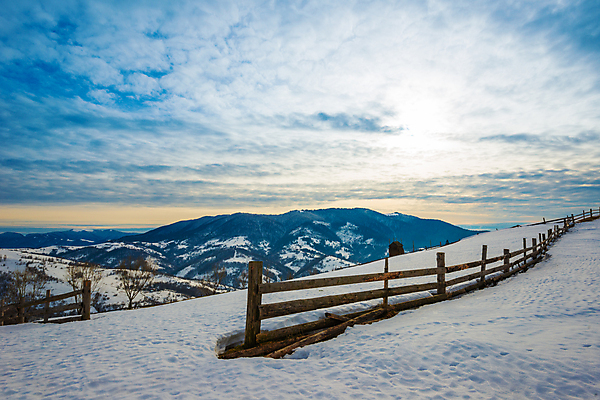 포토 JPG 해외이미지 무료이미지 계절 유럽 여행 백그라운드 겨울 자연 하늘 휴가 산 파노라마 풍경 사람없음 야외 파란색 울타리 우주 환경 냉동 얼음 황혼 일몰 하이킹 추위 흰색 시골 야간 신비 서리 북쪽 내추럴 절정 폭설 눈내림 가문비나무 해외202009 해외202105 해외포토 자연요소 나무 나라 컬러 컨셉 레저 눈_날씨 촬영기법 담장 노을 자연재해 방향 생태계 파일형식