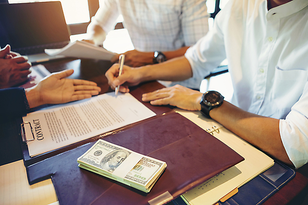 포토 JPG 해외이미지 직업 커플 응시 남자 비즈니스 CEO 사업가 협력 설계 대화 협상 서기 미소 사람없음 야외 금융 세일 믿음 거래 인사 작업 비즈니스맨 비즈니스우먼 고객 동료 계약 경영자 감사 보험 마케팅 우수 해외202009 해외포토 시선 여자 감정 컨셉 관계 모션 표정 말하기 사람 경제 예절 직장인 절기 리더 파일형식