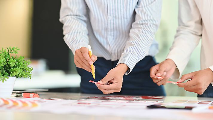 포토 JPG 해외이미지 식물 손 디자인 종이 비즈니스 설계 상반신 성인 두명 펜 계획 디자이너 책상 UI 성인만 해외포토 직업 가구 컨셉 사람 신체부위 필기구 파일형식