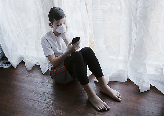 포토 JPG 해외이미지 전신 라이프스타일 응시 남자 컨셉 마스크 한명 들기 안전 사람 앉기 일상 옆모습 스마트폰 턱괴기 지루함 예방 십대남자한명만 코로나바이러스 포스트코로나 해외202009 델타변이바이러스 위드코로나 해외포토 1 시선 감정 뷰포인트 모션 라이프 생활 핸드폰 스마트기기 바이러스 사회이슈 남자한명만 십대남자만 파일형식