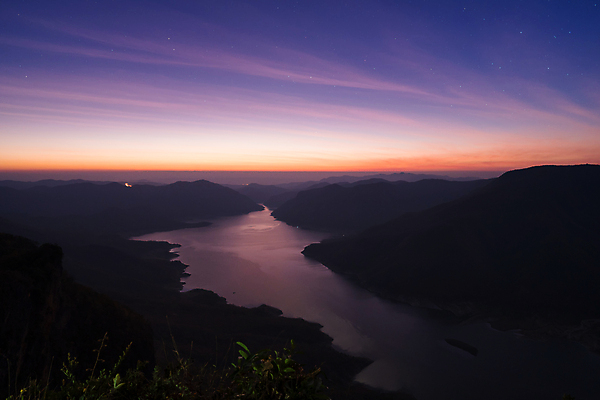 포토 JPG 해외이미지 구름 계절 실루엣 문화 호수 여행 백그라운드 오렌지 태국 자연 벽지 하늘 아침 휴식 산 풍경 사람없음 야외 물 여름 파란색 빛 강 컬러풀 태양 반사 일출 황혼 일몰 달 보트 황금 야간 댐 언덕 내추럴 국경 해외202009 해외포토 주간 자연요소 공공시설 아시아 컬러 컨셉 배_교통 과일 촬영기법 노을 생태계 파일형식