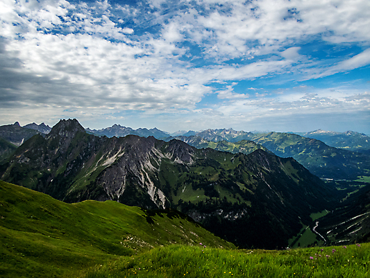 포토 JPG 해외이미지 구름 응시 꽃 여행 자연 휴가 산 주택 파노라마 초원 사람없음 야외 초록색 여름 파란색 일출 일몰 봄 트래킹 하이킹 시골 정상 숲 언덕 알프스 비전 천국 절정 바이에른 해외202009 해외포토 자연요소 식물 시선 계절 유럽 컬러 레저 독일 촬영기법 건물 노을 생태계 파일형식