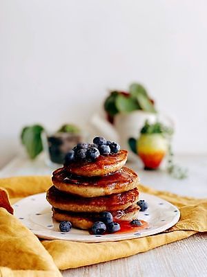 포토 JPG 해외이미지 전통 접시 열매 안경 음식 빵 단풍 과일 아침 디저트 건강 요리 사람없음 노란색 쌓기 케이크 식사 저녁식사 신선 뜨거움 황금 달콤 맛 아침식사 굽기 메뉴 블루베리 브런치 밀가루 서빙 칼로리 버터 꿀 솜털 프랑스어 점심식사 어려움 영양분 핸드메이드 맛있는 해외202009 해외포토 주간 식물 문자 식기 잡화 컬러 컨셉 잎 모션 가루 구이 파일형식