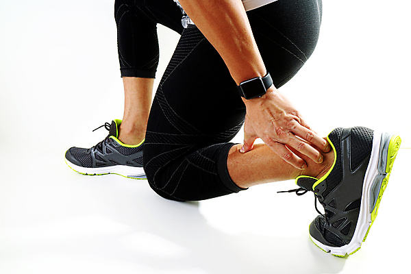 포토 JPG 해외이미지 남자 실내 한명 사람 성인 옆모습 고통 하반신 무릎꿇기 흰배경 발목 발목통증 성인남자한명만 해외202009 해외포토 1 감정 뷰포인트 백그라운드 모션 발 내부 흰색 남자한명만 성인남자만 파일형식