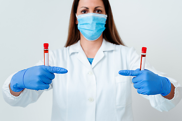 포토 JPG 해외이미지 응시 여자 마스크 한명 들기 상반신 성인 앞모습 잡기 비교 연구원 시험관 흰배경 성인여자한명만 신약개발 해외202009 해외포토 직업 1 시선 뷰포인트 백그라운드 컨셉 모션 실험기구 사람 흰색 개발 여자한명만 성인여자만 파일형식 신약_의학