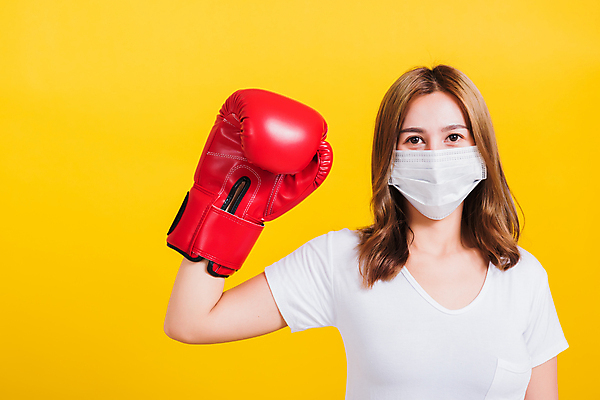 포토 JPG 해외이미지 여자 컨셉 마스크 한명 동양인 상반신 성인 앞모습 권투글러브 질병 예방 싸움 노란배경 성인여자한명만 코로나바이러스 포스트코로나 해외202009 델타변이바이러스 위드코로나 해외포토 1 뷰포인트 백그라운드 의학 모션 사람 인종 노란색 글러브 바이러스 사회이슈 여자한명만 성인여자만 파일형식