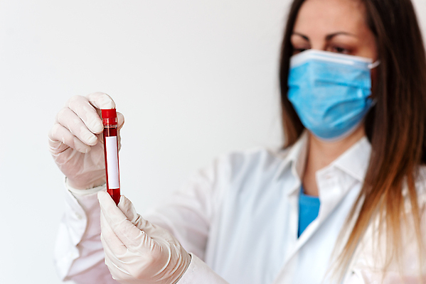 포토 JPG 해외이미지 응시 여자 마스크 한명 들기 성인 옆모습 잡기 연구원 시험관 흰배경 성인여자한명만 신약개발 해외202009 해외포토 직업 1 시선 뷰포인트 백그라운드 모션 실험기구 사람 흰색 개발 여자한명만 성인여자만 파일형식 신약_의학