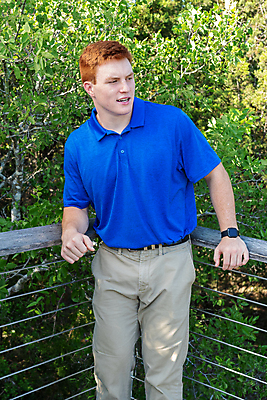 포토 JPG 해외이미지 남자 행복 여유 포즈 졸업 학교 성공 기념 한명 소년 10대 빨간색 파란색 축구 끝 주근깨 저지 플레이어 해외202009 해외포토 1 교육 감정 어린이 컬러 컨셉 청소년 사람 구기 점 파일형식