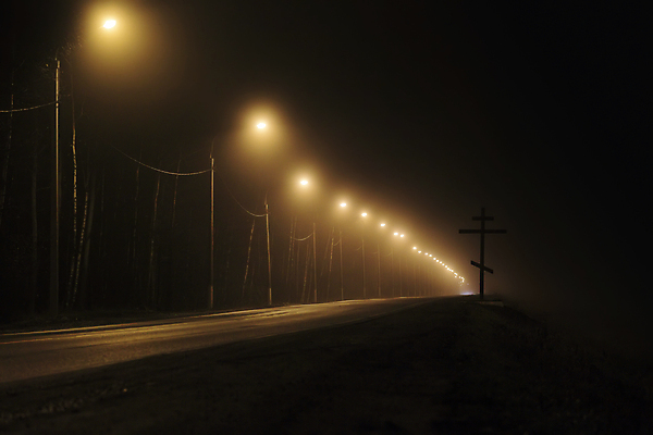 포토 JPG 해외이미지 무료이미지 도로 백그라운드 십자가 사람없음 갈색 어둠 황혼 안개 램프 기둥 야간 위험 신비 사인 문학 길가 신앙심 카피스페이스 해외202009 해외202105 해외포토 자연요소 건축 길 컬러 컨셉 교통시설 날씨 조명 일몰 공백 파일형식 무료콘텐츠