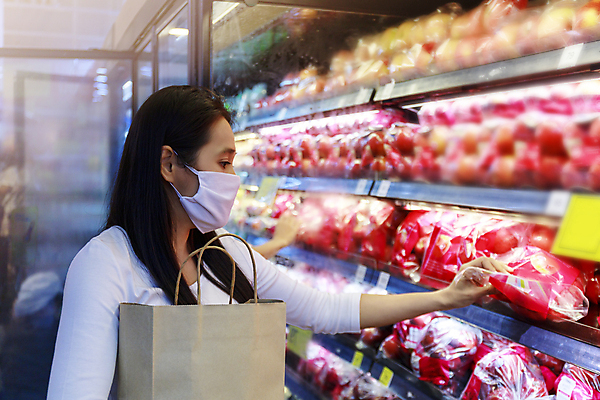 포토 JPG 해외이미지 여자 마스크 한명 들기 사람 동양인 상반신 성인 옆모습 쇼핑백 상점 잡기 구매 쇼핑몰 고객 슈퍼마켓 성인여자한명만 코로나바이러스 포스트코로나 해외202009 델타변이바이러스 위드코로나 해외포토 1 뷰포인트 가방 모션 인종 쇼핑 바이러스 사회이슈 여자한명만 성인여자만 파일형식