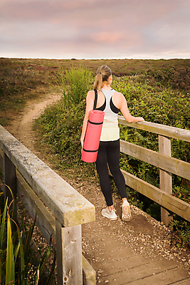 포토 JPG 해외이미지 백인 라이프스타일 공원 여자 길 스포츠 요가 자연 휴식 운동선수 건강 한명 야외 울타리 운동복 달리기 조깅 운동 햇빛 걷기 일출 맑음 스트레칭 황혼 일몰 매트 날씬함 연습 상승 필라테스 해외202009 해외포토 서양인 1 웰빙 옷 공공시설 컨셉 모션 날씨 사람 생활 담장 태양 노을 몸매 생태계 파일형식