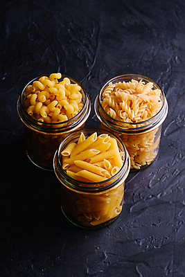 포토 JPG 해외이미지 그릇 파스타 실내 사람없음 담기 마카로니 파스타면 펜네 푸질리 해외202009 해외포토 식기 식재료 모션 서양음식 내부 면류 파일형식