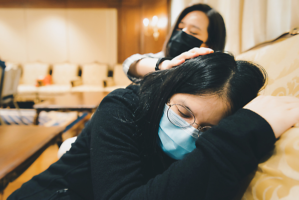 포토 JPG 해외이미지 여자 얼굴 피곤 마스크 사람 앉기 동양인 상반신 성인 두명 옆모습 기댐 성인여자만 안경낌 쓰다듬기 코로나바이러스 포스트코로나 해외202009 델타변이바이러스 위드코로나 해외포토 안경 뷰포인트 컨셉 모션 인종 신체부위 바이러스 사회이슈 여자만 성인만 파일형식