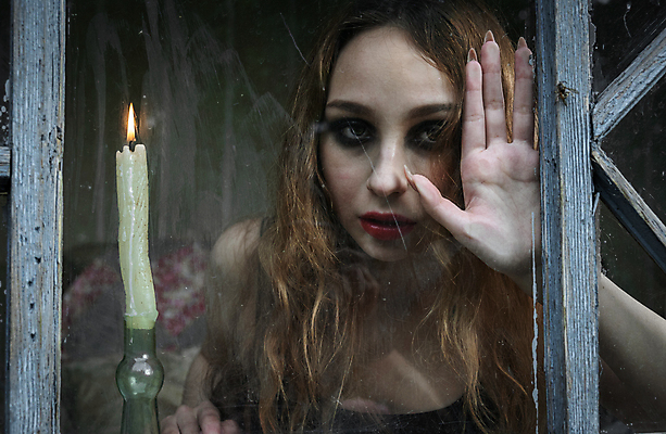 포토 JPG 해외이미지 전통 거실 창문 한명 사람 상반신 가로 컬러풀 올려보기 슬픔 기다림 고독 야간 예측 무서움 눈물 심각 천진난만 혼자 여자한명만 성인여자만 성인여자한명만 카피스페이스 해외202009 해외포토 자연요소 1 감정 컬러 컨셉 모션 공백 여자만 성인만 파일형식