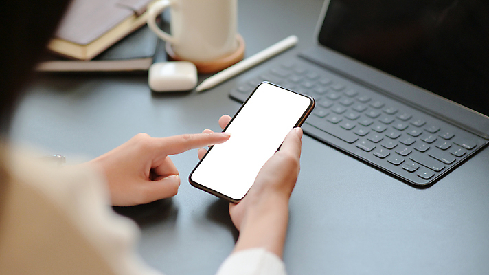 포토 JPG 해외이미지 직업 라이프스타일 손 응시 여자 백그라운드 컨셉 인터넷 비즈니스 통신 탁자 모바일 주택 직장 사람 앉기 성인 사람없음 목재 금융 노트북 스마트폰 핸드폰 컴퓨터 사무실 알약 디지털 스크린 공백 터치 흰색 키보드 업무 비즈니스우먼 계획 디자이너 무선전화기 스마트 책상 소셜 목업 해외202009 해외포토 나무 시선 컬러 가구 회사 재료 모션 건물 생활 신체부위 경제 전자제품 스마트기기 약 작업 직장인 전화기 파일형식