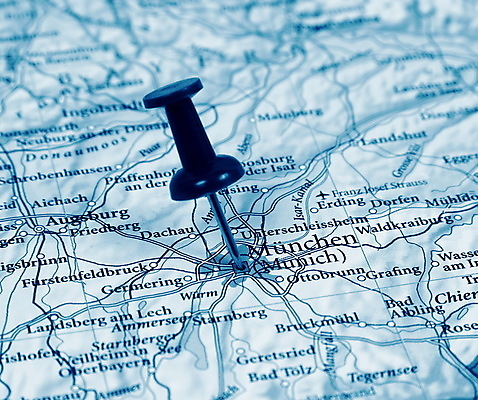 포토 JPG 해외이미지 무료이미지 종이 도로 지구 여행 백그라운드 지도 거리 독일 사람없음 빨간색 세계 흰색 깃발 도시 선택 압정 방향 심볼 위치 지형 지역 네비게이션 GPS 루트 뮌헨 지리 해외202009 해외202105 해외포토 유럽 길 컬러 컨셉 교통시설 사무용품 파일형식 무료콘텐츠