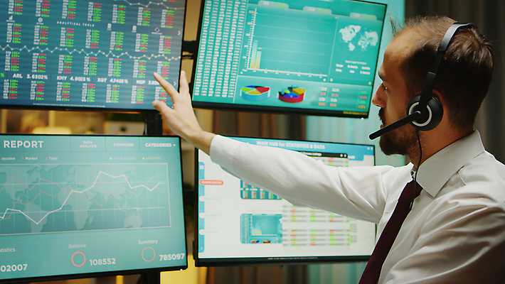 포토 JPG 해외이미지 백인 남자 그래프 실내 한명 상반신 성인 옆모습 컴퓨터 사무실 모니터 가리킴 업무 비즈니스맨 주식 성인남자한명만 해외202009 해외포토 서양인 1 뷰포인트 비즈니스 사람 손짓 내부 금융 전자제품 작업 직장인 남자한명만 성인남자만 파일형식