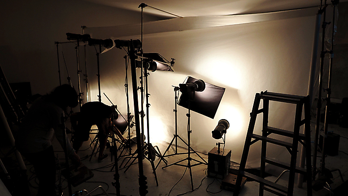 포토 JPG 해외이미지 직업 백그라운드 우산 서기 사람없음 빛 상자 유행 카메라 검은색 사진촬영 방 장비 흰색 램프 발사 사진사 필름 영화 슛 부드러움 스포트라이트 동영상 빛망울 벌집 정확 해외202009 해외포토 컬러 컨셉 모션 문화예술 조명 전자제품 촬영 감각 작가 파일형식