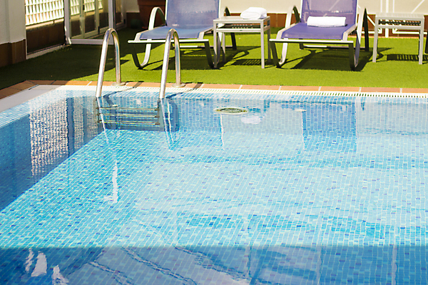 포토 JPG 해외이미지 라이프스타일 디자인 비즈니스 하늘 호텔 휴가 휴식 건강 사람없음 물 파란색 빛 반사 평화 수영 스파 침묵 목욕 흰색 가장자리 고급 휴양지 해외202009 해외포토 자연요소 컬러 컨셉 숙소 생활 소리 청결 장소 수상스포츠 둘레 파일형식