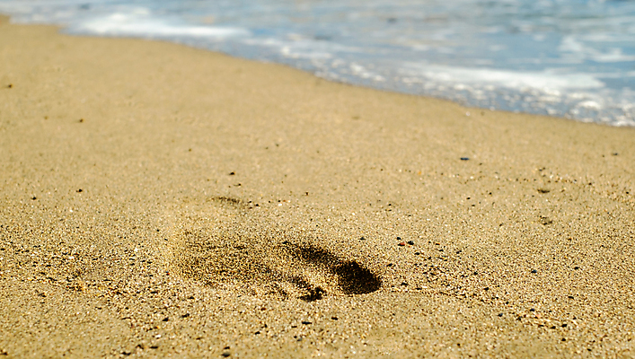 포토 JPG 해외이미지 무료이미지 길 모래 파도 바다 여행 백그라운드 맨발 자연 휴가 휴식 풍경 해변 사람없음 야외 물 여름 모래사장 평화 맑음 일몰 산책 낭만 자유 인쇄 발자국 흔적 단계 선로 양발 혼자 해외202009 해외202105 해외포토 자연요소 계절 컨셉 자국 발 날씨 노을 생태계 파일형식