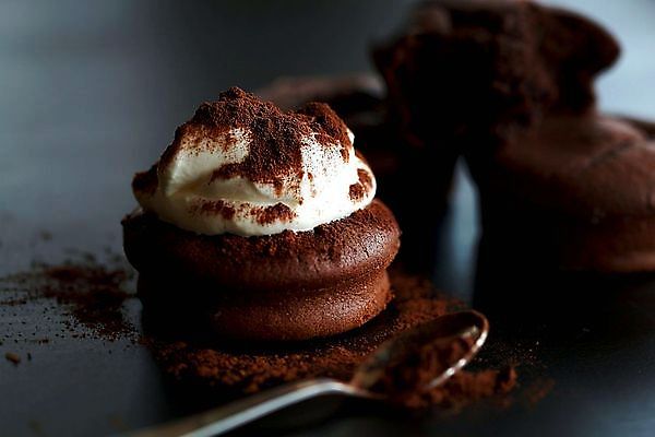 포토 JPG 해외이미지 무료이미지 전통 접시 커피 음식 조각 백그라운드 포크 재료 디저트 치즈 사람없음 장식 쿠키 케이크 초콜릿 이탈리아 사막 흐름 우유 프랑스 소용돌이 신선 뜨거움 액체 붓기 달콤 크림 서빙 코코아 요거트 와플 고립 무스 반투명 프로스팅 국경 해외202009 해외202105 해외포토 식기 유럽 음료 컨셉 모션 유제품 회오리 맛 제빵 파일형식 무료콘텐츠