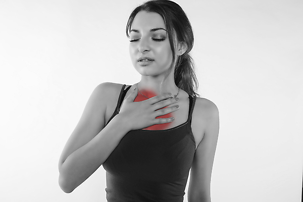 포토 JPG 해외이미지 서양인 여자 흑백 실내 한명 사람 상반신 성인 앞모습 눈감음 고통 가슴통증 성인여자한명만 해외202009 해외포토 외국인 1 감정 뷰포인트 모션 촬영기법 내부 여자한명만 성인여자만 파일형식