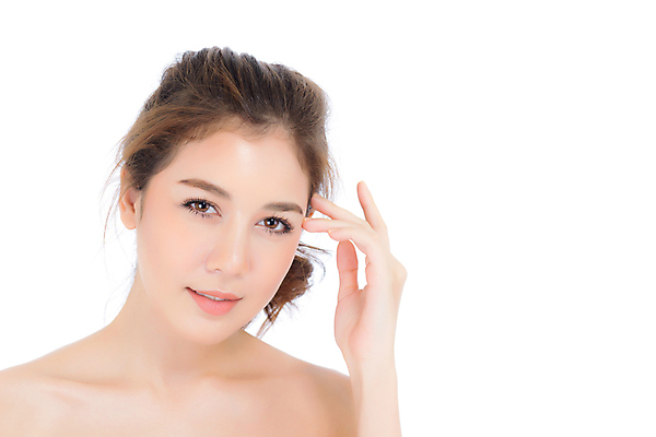 포토 JPG 해외이미지 응시 여자 한명 사람 동양인 손짓 근접촬영 상반신 성인 앞모습 뷰티 흰배경 성인여자한명만 해외202009 해외포토 1 시선 뷰포인트 백그라운드 모션 인종 흰색 여자한명만 성인여자만 파일형식