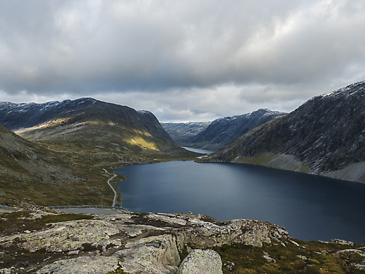 포토 JPG 해외이미지 구름 유럽 도로 호수 바다 여행 백그라운드 자연 하늘 휴가 산 파노라마 노르웨이 풍경 사람없음 야외 물 여름 파란색 하이킹 추위 가을 바위 방문 북쪽 스칸디나비아 절정 해외202009 해외포토 자연요소 계절 나라 길 컬러 교통시설 레저 촬영기법 돌_바위 방향 생태계 파일형식