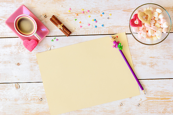 포토 JPG 해외이미지 무료이미지 종이 커피 탁자 사람없음 목재 컵 펜 쪽지 공책 공백 메시지 플랫 정상 편지 책상 머리위 페이지 시트 목업 해외202009 해외202105 해외포토 나무 식기 음료 가구 재료 문구용품 필기구 파일형식 무료콘텐츠