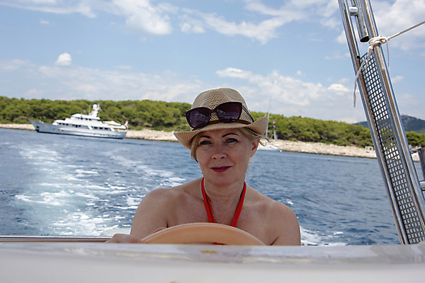 포토 JPG 해외이미지 라이프스타일 여자 행복 호수 스포츠 파도 바다 섬 여행 포즈 요트 교통시설 모션 휴가 항해 한명 야외 물 강 선글라스 태양 힘 운전 만 보트 고급 크루즈 속도 모터 뱃놀이 해외202009 해외포토 자연요소 1 감정 안경 교통 컨셉 배_교통 사람 생활 전통놀이 시설 파일형식