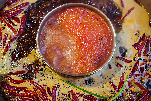 포토 JPG 해외이미지 전통 라이프스타일 그릇 접시 아시아 문화 줄 음식 백그라운드 채소 고추 육류 요리 동양인 사람없음 빨간색 중식 식당 식사 저녁식사 중국 소고기 뜨거움 맛 수프 냄비 매움 후추 점심식사 인기 맛있는 해외202009 해외포토 식기 나라 컬러 컨셉 식재료 인종 생활 상점 솥 향신료 파일형식