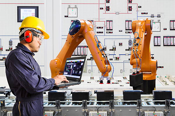 포토 JPG 해외이미지 산업 선 컨셉 통신 부분 공장 노동자 기술 한명 노트북 컴퓨터 금속 디지털 기계 장비 공구 잡기 기술자 엔지니어 제조 스마트 로봇 라디오 와이파이 전자 시스템 팔 공학 유지 관리자 방법 자동 자동화 제어 지능 프로그램 해외202009 해외포토 직업 1 교육 공업 모션 재질 사람 신체부위 전자제품 도구 무선인터넷 파일형식