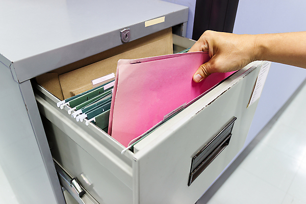 포토 JPG 해외이미지 무료이미지 종이 컨셉 비즈니스 쟁반 관리 이벤트 사람없음 파란색 사무실 자료 반지 업무 역사 신문 캐비닛 계약 준비 문서 파일 보안 폴더 법 수납 바인더 경영 데이터베이스 옛날 입력 표준 해외202009 해외202105 해외포토 컬러 장신구 안전 간행물 사무용품 작업 뉴스 사물함 파일형식