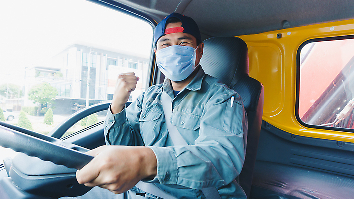 포토 JPG 해외이미지 남자 마스크 한명 웃음 안전 사람 앉기 동양인 상반신 성인 옆모습 파이팅 운전 트럭 운전사 짐차 차안 캡모자 성인남자한명만 코로나바이러스 포스트코로나 해외202009 델타변이바이러스 위드코로나 해외포토 직업 모자_잡화 1 뷰포인트 모션 자동차 표정 인종 바이러스 사회이슈 남자한명만 성인남자만 파일형식