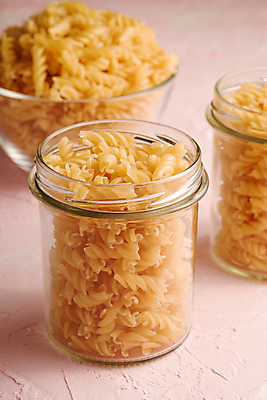 포토 JPG 해외이미지 파스타 실내 사람없음 담기 유리그릇 파스타면 푸질리 해외202009 해외포토 그릇 식재료 모션 유리 서양음식 내부 면류 파일형식