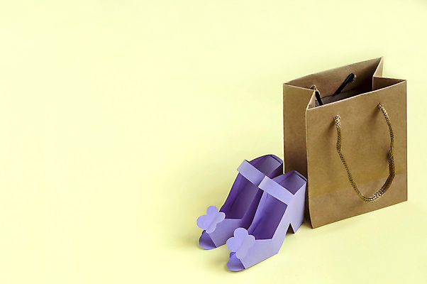 포토 JPG 해외이미지 무료이미지 디자인 배너 계절 여자 종이 백그라운드 신발 가방 발 선물 취미 사람없음 장식 쇼핑 컬러풀 노란색 유행 세일 화려 선택 구매 상품 가격 상업 패키지 소매 승진 수공예 관심 핸드메이드 환불 스타일 제의 해외202009 해외202105 해외포토 잡화 컬러 컨셉 사람 신체부위 금융 공예 파일형식