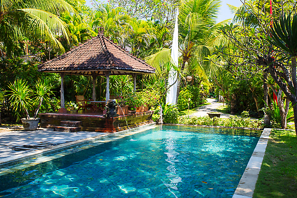 포토 JPG 해외이미지 전통 아시아 모래 바다 섬 여행 우산 자연 하늘 휴가 항해 동양인 풍경 사람없음 목재 장식 물 여름 파란색 컬러풀 여행객 맑음 수영 만 역사 고급 오두막 빌라 발리 인도네시아 석호 강렬 야외의자 파라다이스 해외202009 해외포토 자연요소 나무 계절 나라 컬러 컨셉 배_교통 의자 재료 날씨 주택 사람 인종 수상스포츠 생태계 파일형식