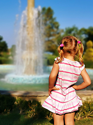 포토 JPG 해외이미지 응시 여자 딸 어린이 휴가 휴식 한명 야외 뒷모습 여름 금발 햇빛 폭포 기쁨 젖음 물방울 관찰 도시 뜨거움 떨어짐 분수 호기심 흥분 분무기 일반 발견 샤워실 천진난만 혼자 스플래쉬 카피스페이스 해외202009 해외포토 1 헤어스타일 시선 계절 감정 뷰포인트 컨셉 가족 모션 자연 사람 태양 공백 샤워시설 파일형식